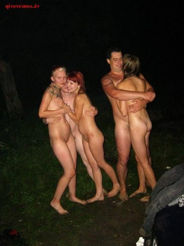 Голые свингерши веселятся на пляже с крутыми парнями 7 фотка