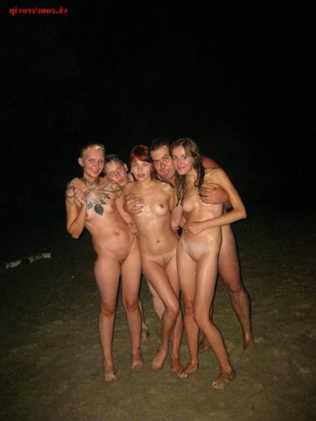 Голые свингерши веселятся на пляже с крутыми парнями 15 фотка
