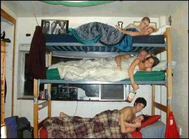 Стеснительные первокурсницы рездеваются в общаге 20 фотка